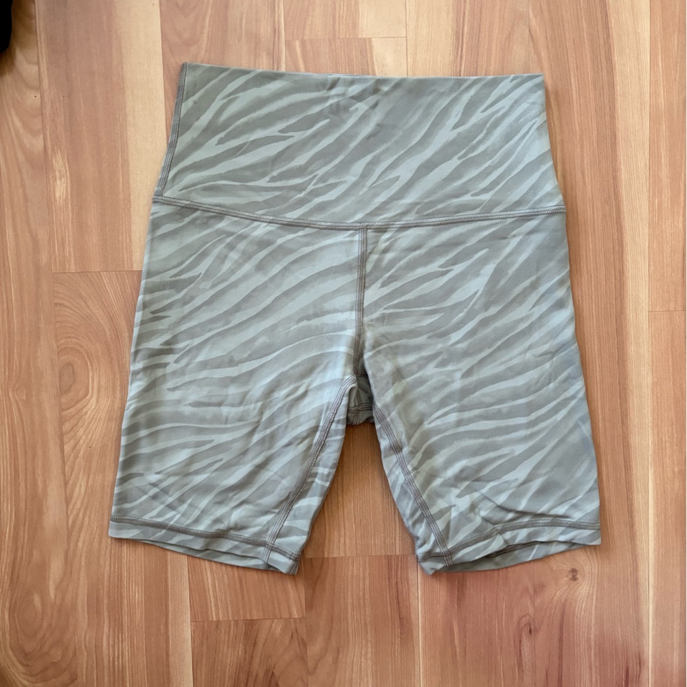 Lululemon Athletica Light Green & Gray Zebra Print Women Shorts